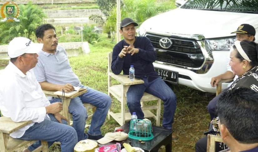 [Tengah] Jonaidi saat diskusi bersama pengelola dan anggota Komisi II yang ikut dalam kunjungan