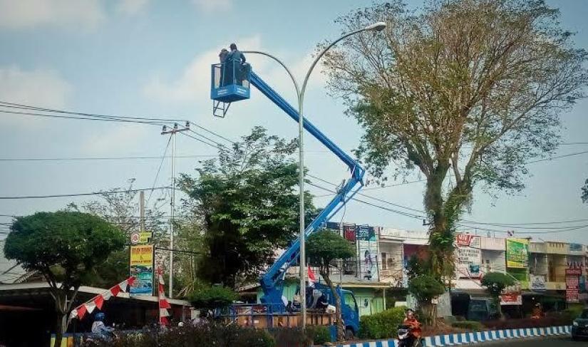 Pemasangan lampu PJU di Kota Bengkulu (foto: BE/dok)