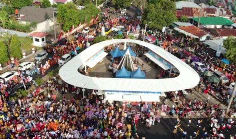 Ribuan Peserta Ikuti Karnaval Batik  Besurek dalam HUT Kota Bengkulu ke-304 (foto: Mc Kota)