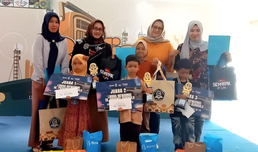 Pembagian hadiah lomba mewarnai Hari Radio Nasional di Bengkulu.