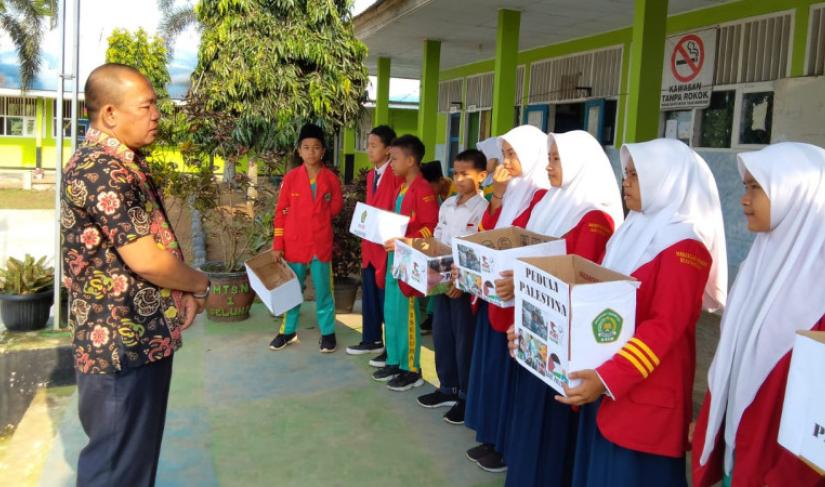 Penggalangan dana peduli Palestina. 