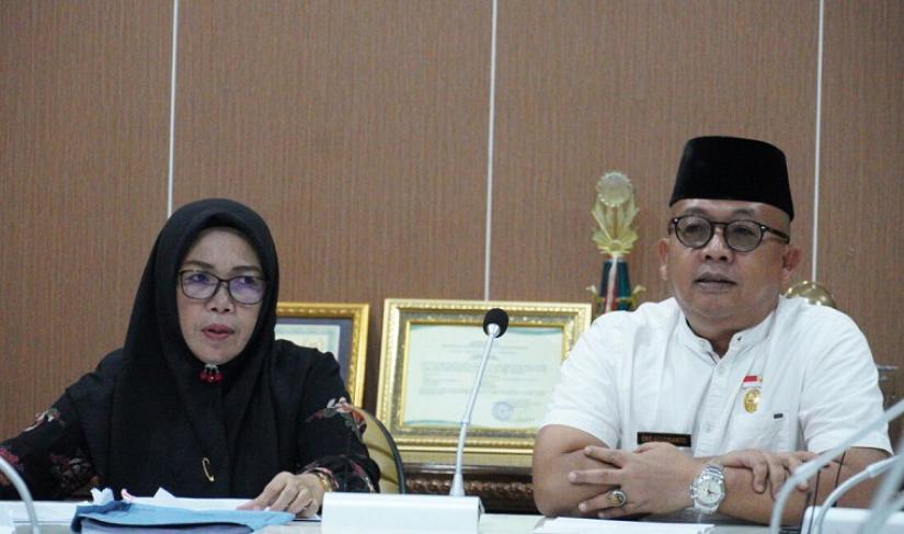 Asisten I Eko Agusrianto bersama dengan Kepala DP3AP2KB Dewi Dharma, Kepala Disnaker Firman Romzie, dan beberapa perwakilan OPD terkait di ruang Hidayah 2. /foto: mckb)