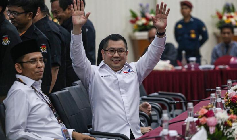 Ketua Umum Partai Perindo Hary Tanoesoedibjo (kanan) bersama Ketua Harian Nasional DPP Partai Perindo Tuan Guru Bajang (TGB) Muhammad Zainul Majdi (kiri) menyapa petugas KPU saat pengajuan berkas bakal calon legislatif (bacaleg) Pemilu 2024 di Kantor KPU, Jakarta, Minggu (14/5/2023)