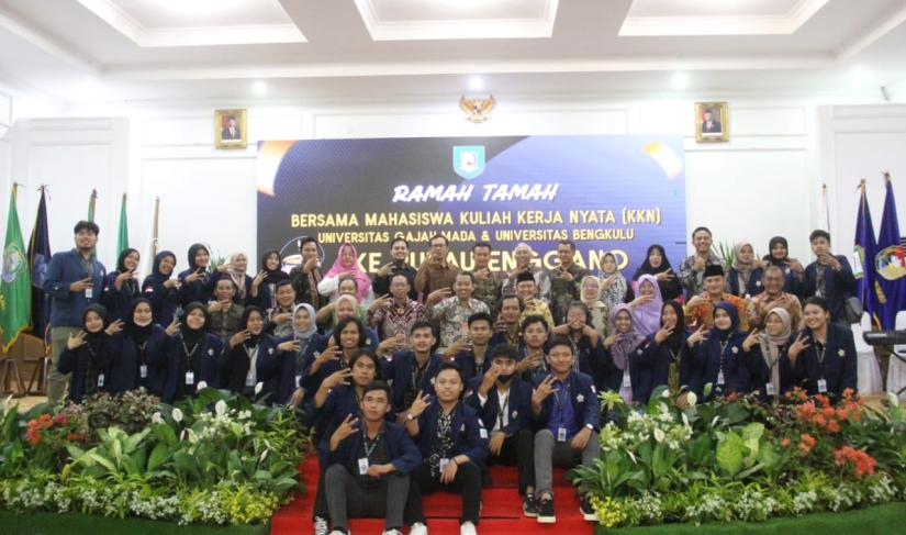 Mahasiswa Kuliah Kerja Nyata (KKN) Kolaborasi Universitas Gadjah Mada dan Universitas Bengkulu ke Pulau Enggano di Balai Raya Semarak, 25 Juni 2023.