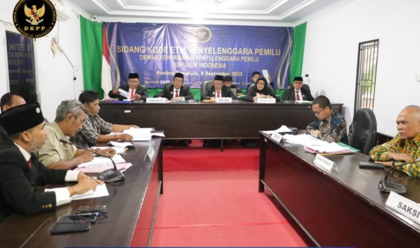 Dokumentasi sidang Kode Etik antara DKPP terhadap Teradu Anggota KPU Bengkulu Utara Aris Sulaswan.