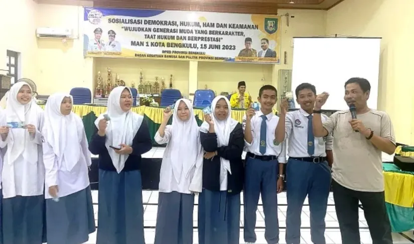 Usin Abdisyah Putra Sembiring SH MH, jadi pemateri Sosialisai Demokrasi Hukum, HAM, dan Keamanan di MAN 1 Kota Bengkulu.