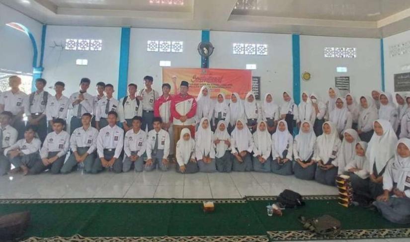 Usin saat berkunjung ke SMAN 8 Kota Bengkulu