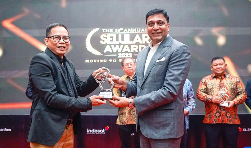 Vikram Sinha, President Director and CEO Indosat Ooredoo Hutchison, meraih CEO of the Year di ajang Selular Award 2023, 