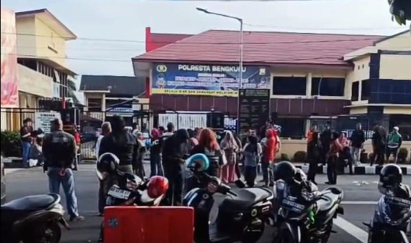 Pendemo di depan Polresta Bengkulu terkait penangkapan Pejabat Pemprov, Minggu (24/11/24).