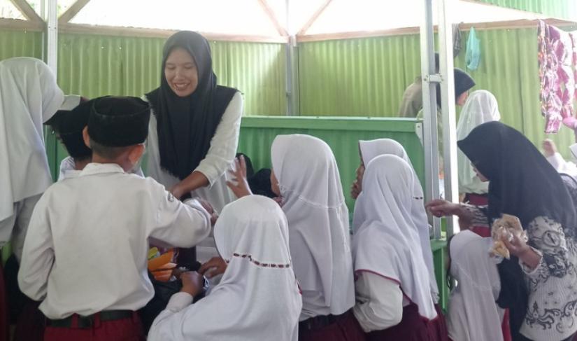 Siswa/siswi MIN 02 Bengkulu Tengah tampak ramai berkumpul untuk belanja makanan yang telah di sediakan di kantin sehat sekolah (16/01/2024). 