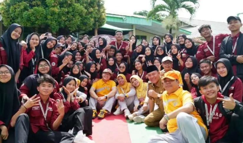 Gubernur Rohidin Mersyah menyampaikan apresiasi yang tinggi terhadap kreativitas siswa-siswi SMAN 4 Kota Bengkulu Foto Bersama Dok: Ist