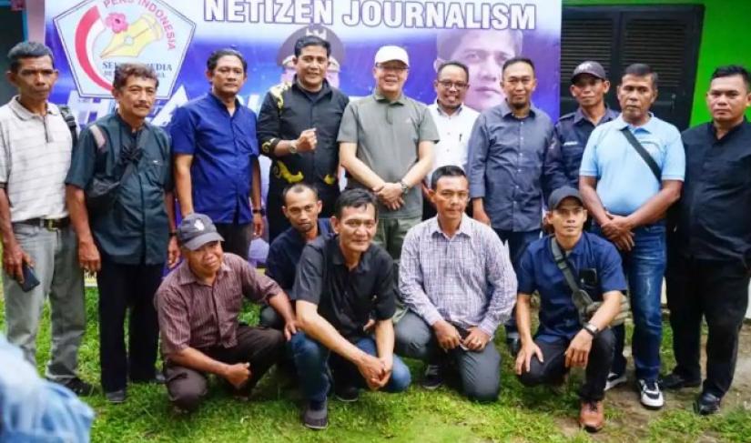 Foto Bersama Gubernur Rohidin dan Para Pegiat Media Serta LSM Di Bengkulu Utara Foto/Dok