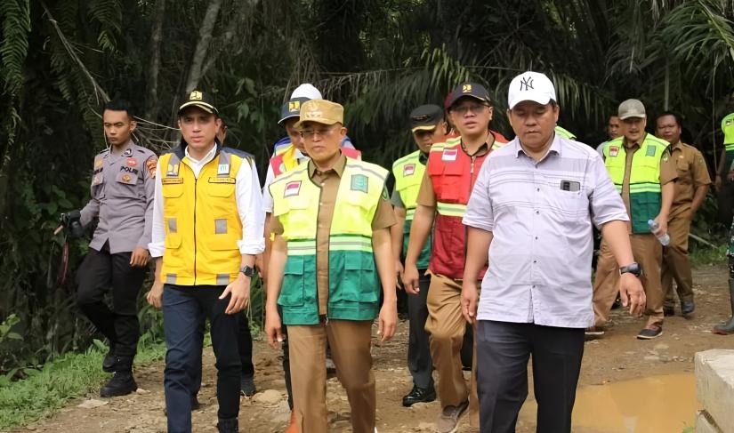 Bupati Gusnan Mulyadi tinjau lokasi tanah longsor, belum lama ini.