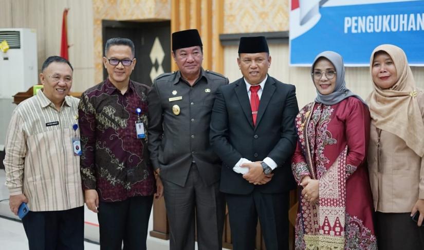 Pengukuhkan Kepala Perwakilan Badan Kependudukan dan Keluarga Berencana Nasional (BKKBN) Provinsi Bengkulu Zamhari di ruangan Pola Kantor Gubernur Bengkulu, Kamis (14/03/2024).