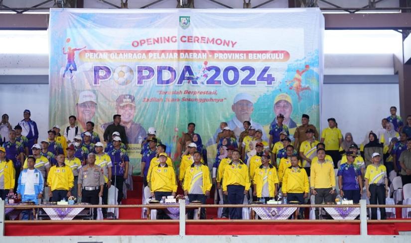 Gubernur Bengkulu, Rohidin Mersyah, saat membuka kegiatan Pekan Olahraga Pelajar Daerah (Popda) Provinsi Bengkulu di Gelanggang Olahraga Sawah Lebar, Kota Bengkulu, Senin (13/5/2024).