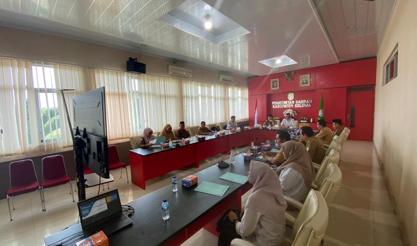 Sekretaris Daerah Kabupaten Seluma membuka Rapat Forum Koordinasi, Monitoring, dan Evaluasi Implementasi Pelaksanaan Program PESIAR Tahun 2024, di Ruang Rapat Bupati Seluma pada Senin (15/7/2024).