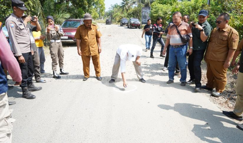 Titik nol pada dua proyek jalan lingkungan dan satu proyek siring pasang beserta plat duiker di Kecamatan Seluma, (7/5/2024).
