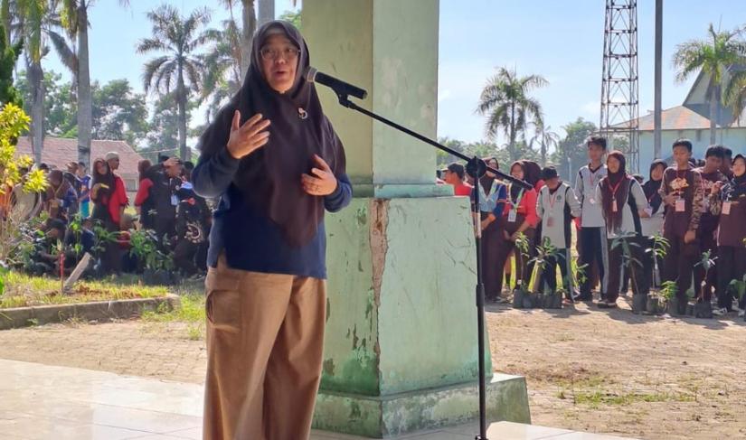 Kadis LHK Provinsi Bengkulu, Safnizar, S.Hut, MP saat memberikan pengarahan untuk terus membudayakan tanam pohon. (Oki~PenaRafflesia.Com)