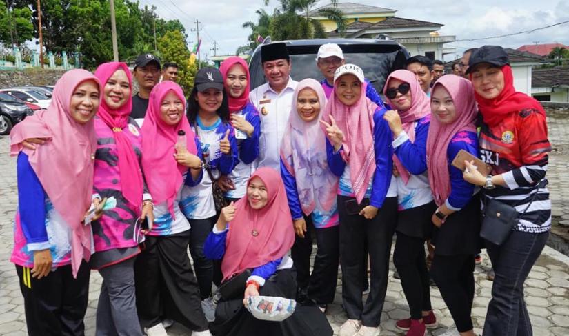 Plt Gubernur Rosjonsyah menyempatkan diri menghadiri senam bersama di Dinas P3APPKB Provinsi Bengkulu, yang merupakan rangkaian kegiatan PHI ke-96, Jum'at (6/12/2024). (Oki~PenaRafflesia.Com)