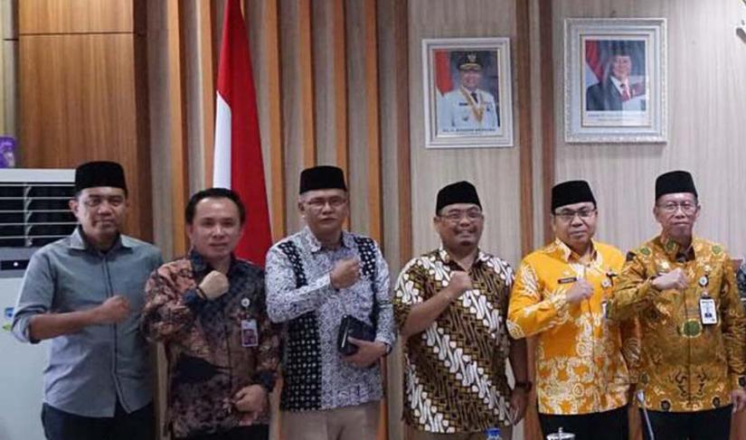 Asisten III Setda Provinsi Nandar Munadi dan lainnya berkomitmen untuk mewujudkan target PAD Pemprov Bengkulu, Minggu (1/12/2024). (Aswari~PenaRafflesia.Com)