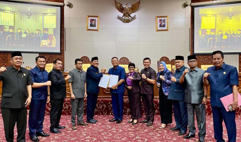 ​​​​​​​Plh Sekda Provinsi Haryadi menerima SK pengesahan APBD TA 2025 yang sudah ditandatangani unsur pimpinan DPRD Provinsi Bengkulu dipenghujung rapat paripurna, Jum'at (29/11/2024). (Anasril~PenaRafflesia.Com)