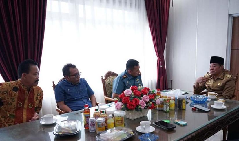 Plt Gubernur Rosjonsyah berdiskusi dengan Danlanal Bengkulu terakit pengamanan Natal 2024, Selasa (3/12/2024). (Agung~PenaRafflesia.Com)