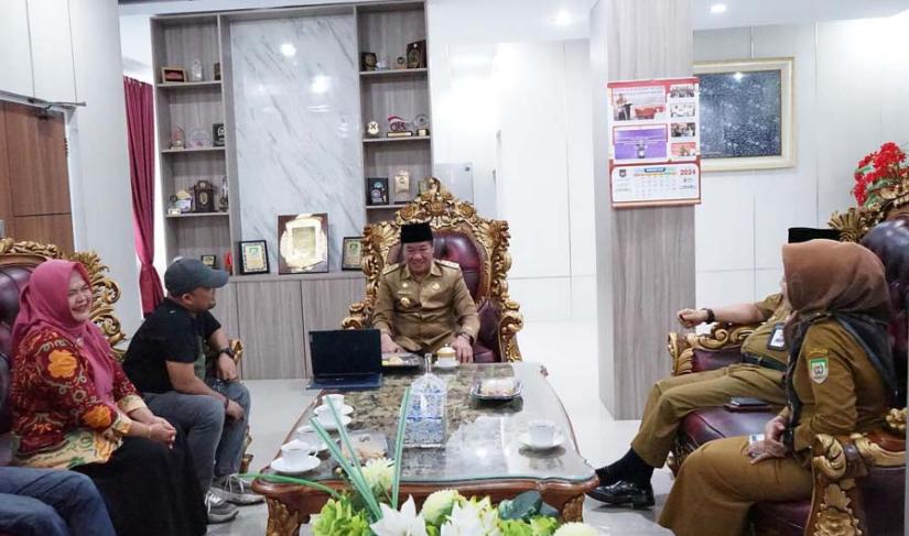 Plt Gubernur Rosjonsyah memberikan pengarahan dalam audiensi terkait kegiatan KPID Award dan Semnas, Senin (2/12/2024). (Swandi~PenaRafflesia.Com)