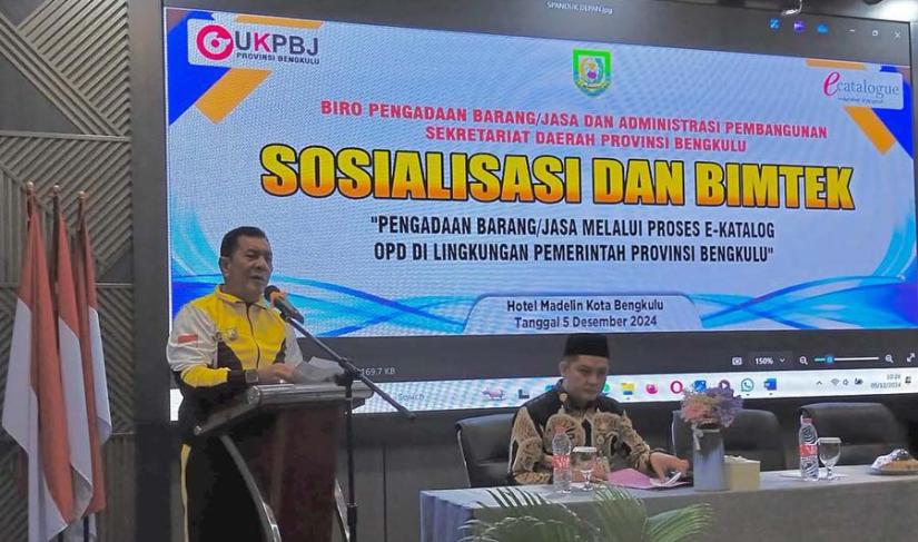 Plh Sekda Haryadi secara resmi membuka sosialisasi dan bimtek pengadan baran dan jasa pemerintah dengan e-Katalog, Kamis (5/12/2024). (Aldo~PenaRafflesia.Com)