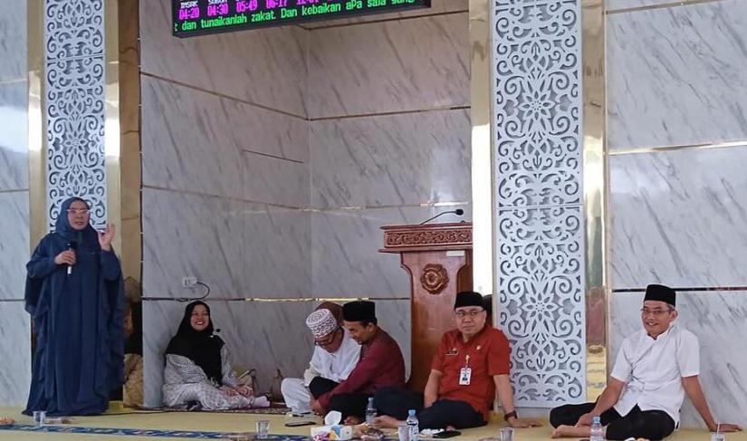 Asisten I Khairil Anwar bersama ASN saat mendengarkan tausiyah dari  Ustadzah Hj. Nurul Fadilah dalam pengajian rutin Pemprov Bengkulu di Masjid Alif Lam Mim, Jum'at (6/12/2024). (Redi~PenaRafflesia.Com)