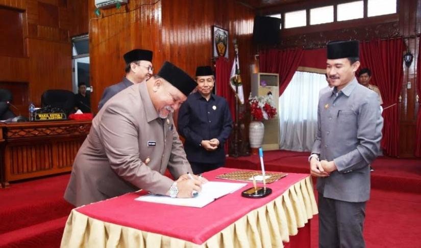 Penandatanganan Dua Raperda Bengkulu Selatan.