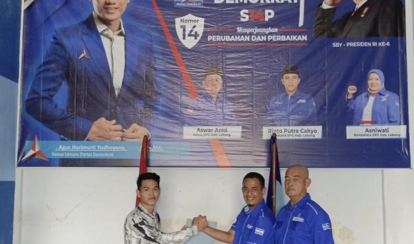 Pengambilan formulir Calon Bupati Kabupaten Lebong di DPC Demokrat Kab.Lebong. (Doc:An12)