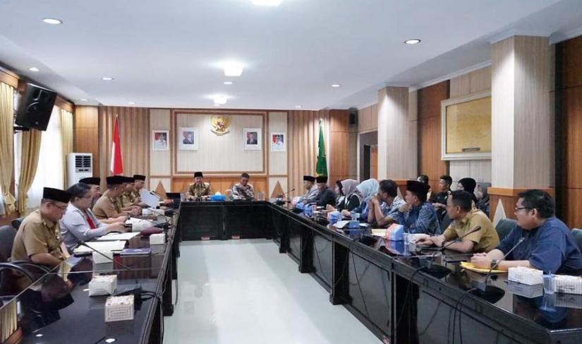 Plt Gubernur Rosjonsyah saat memberikan arahan dalam pertemuan dengan Komisi I DPRD Lebong, Selasa (29/10/2024). (Firza-PenaRafflesia.Com)