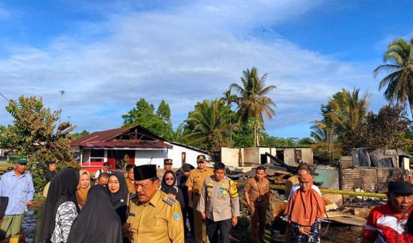 Bupati BU Ir.H. Mian didampingi Kapolres BU, Ketua Tim Penggerak PKK, Sekdakab BU, Asisten II Setdakab, Kepala Dinas Sosial, Kepala Badan Penanggulangan Bencana Daerah, Kepala Bappelitbangda, Ka Satpol PP, Koramil,Polsek, Camat Padang Jaya, serta Pemerintah Desa setempat./Poto Redy penarafflesia.com.