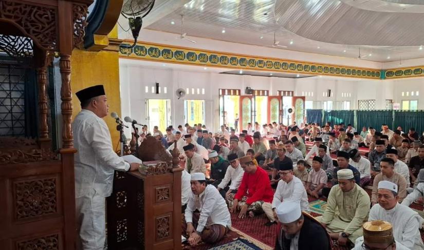 Bupati Seluma Erwin Octavian saat menyampaikan sambutanya sebelum melaksanakan sholat idul adha di masjid agung Baitul Falihin