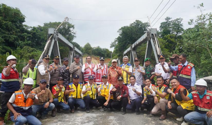 Dokumentasi Menteri Perhubungan Republik Indonesia, Dr. (H.C). Ir. Budi Karya Sumadi, beserta rombongan dalam rangka peninjauan sarana dan prasarana bandara dan pelabuhan di Pulau Enggano, Sabtu (14/01/2023). (foto:Humas Pemkab Bengkulu Utara).