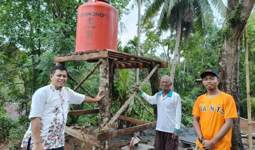 Sujono berikan bantuan tedmon air ke warga Kota Bengkulu (foto: Agus/Penarafflesia.com).