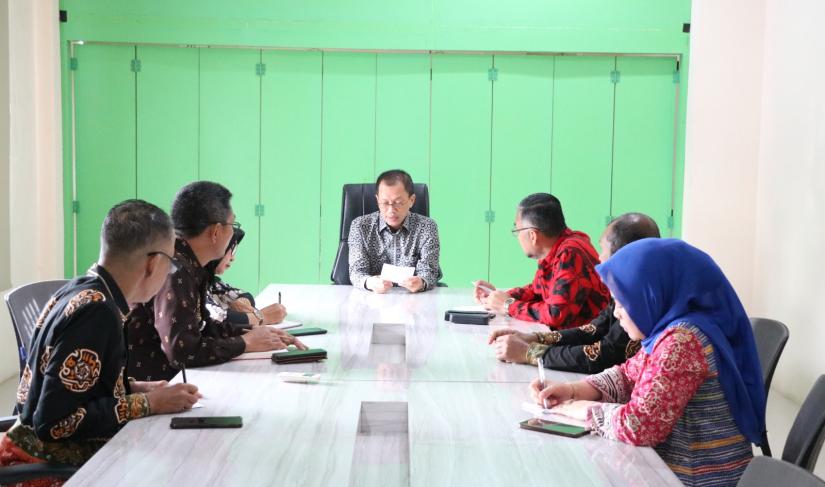 Kakanwil Kemenkumham Bengkulu memimpin rapat terbatas Pemenuhan Data Dukung RKT-RB 100% Tahun 2024, di Aula Fatmawati Kanwil Kemenkumham Bengkulu, Kamis (18/1/24)/(foto:Yusuf/Penarafflesia.com).
