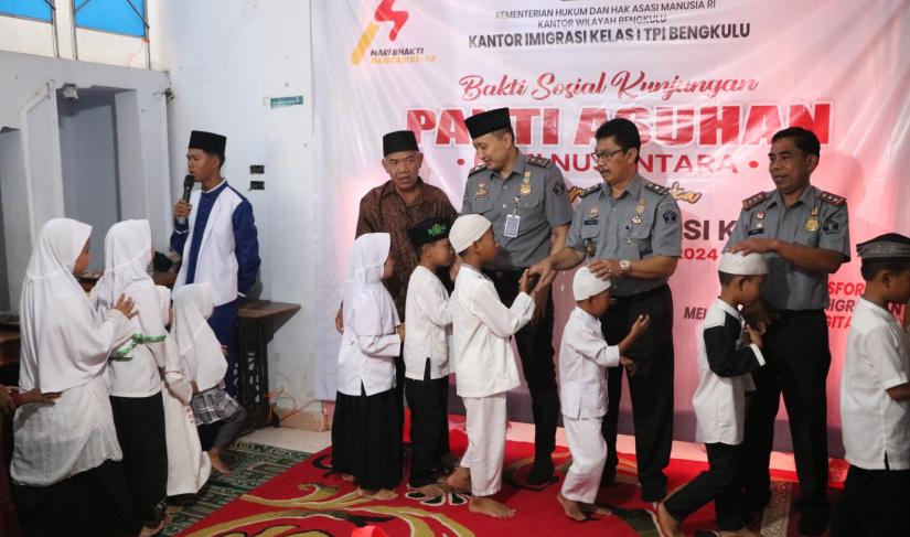 Kanwil Kementerian Hukum dan HAM Bengkulu serta Kantor Imigrasi Kelas I TPI Bengkulu mengadakan kegiatan bakti sosial dan memberikan santunan di Panti Asuhan Bumi Nusantara pada Senin (22/01/2024). (Foto: Yusuf/Penarafflesia.com).