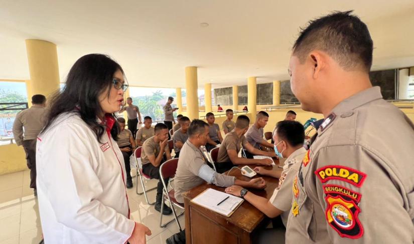 Caleg Iryanka saat meninjau pelaksanaan aksi sosial donor darah di Polda Bengkulu, Rabu (24/1/24). (Foto: Kelvin Aldo/Penarafflesia.com).
