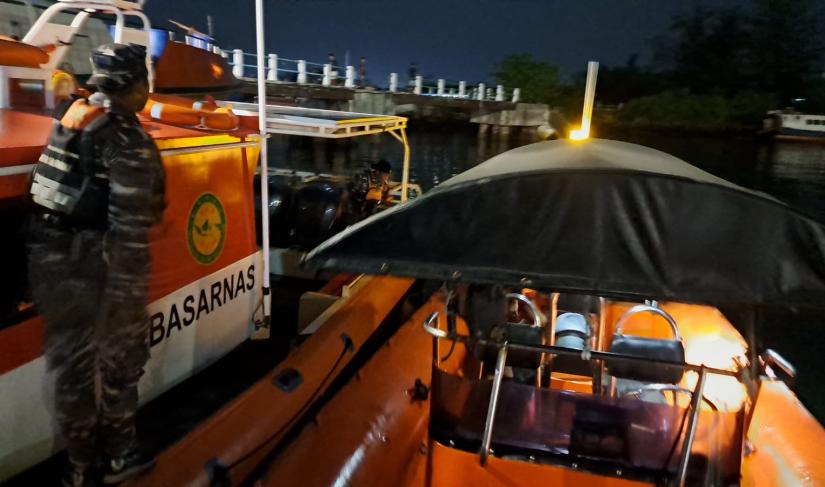 Tim Basarnas Bengkulu melakukan pencarian korban tenggelam di Perairan Lentera Merah, Jumat (26/1/24) malam. (Foto: Kelvin Aldo/Penarafflesia.com).