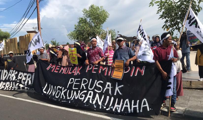 Rembuk Rakyat Bengkulu dengan berbagai kegiatan termasuk aksi damai di simpang Jalan Pembangunan tepatnya di depan Masjid Raya Baitul Izzah, Jumat (26/1/24). (Foto : Kelvin Aldo/Penarafflesia.com).
