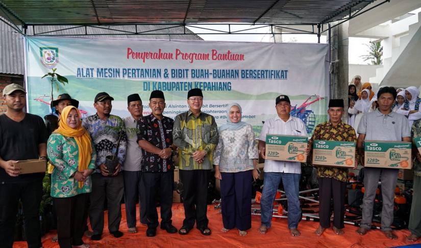 Gubernur Bengkulu bersama pemerintah daerah kabupaten Kepahiang berfoto bersama usai penyerahan bantuan pertanian ke 11 Poktan, Sabtu (28/1/24). (Foto:Dimas/MC).
