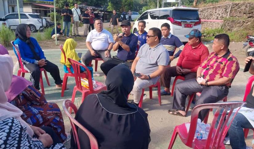 PJ Walikota Bengkulu Arif Gunadi meninjau kondisi infrastruktur di Perumahan Alpatindo, Kelurahan Sukarami, Kota Bengkulu, Selasa (30/1/24). (Foto: Fatmala/Penarafflesia.com).