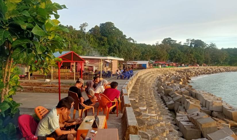 WISATA: Wisata Pelabuhan Linau yang ramai dikunjungi warga untuk ngabuburit menunggu waktu buka puasa Senin (11/03)