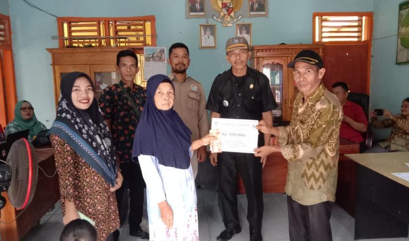 Pemdes Desa teluk ajang Sukses bagikan BLT DD ke 27 Kpm Penerima Bantuan secara  simbolis/Poto Redy penarafflesia.com 