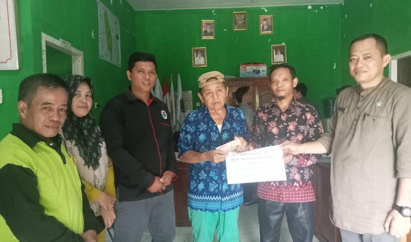 Pemdes desa datar macang membagikan BLT dd kepada 20 kpm secara simbolis/Poto Redy penarafflesia.com 