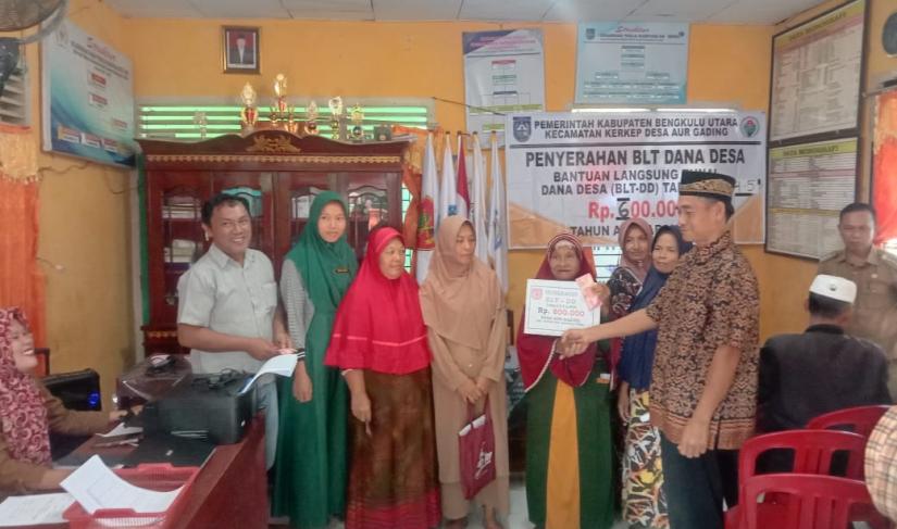 Pembagian BLT dd desa aur gading tahun anggaran 2024 " Redy Penarafflesia.com "