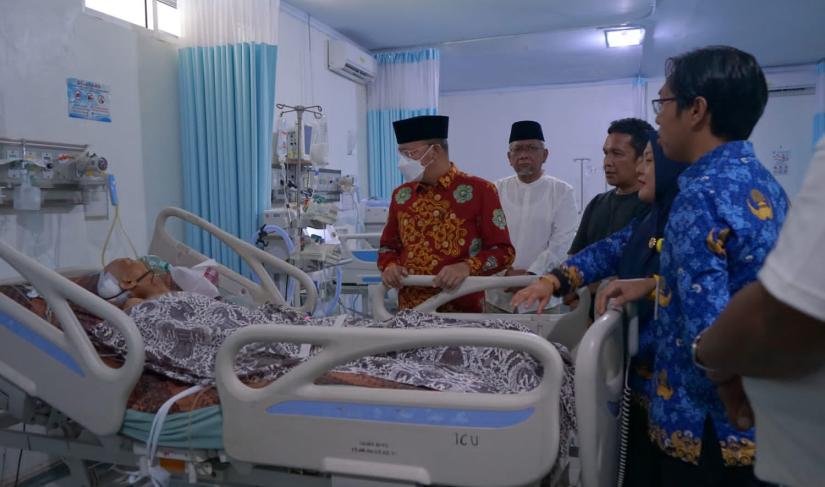 Gubernur Rohidin saat membesuk Erni di RSUD M. Yunus, Jumat (17/5/2024).