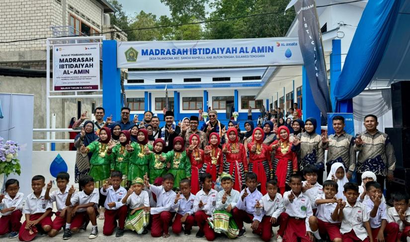 Chief of Human Capital Officer XL Axiata, M Hira Kurnia dan seluruh karyawan XL Axiata berfoto bersama dengan Guru dan Siswa pada peresmian proyek pembangunan Madrasah Ibtidaiyah dan sarana pendukungnya di Kabupaten Buton Tengah, Sulawesi Tenggara, Jumat (24/05).