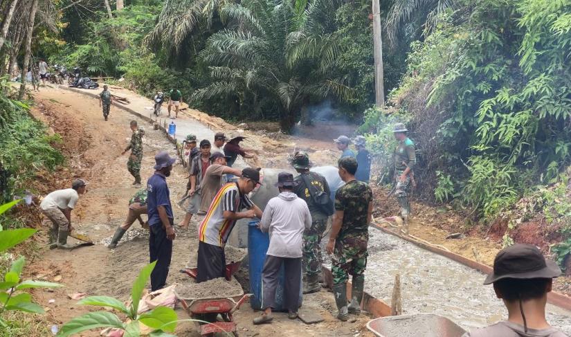 Semangat gotong royong warga bersama TMMD, didususn sinar selatan desa bukit tinggi kecamatan Ketahun. "Redy Penararafflesia.com "